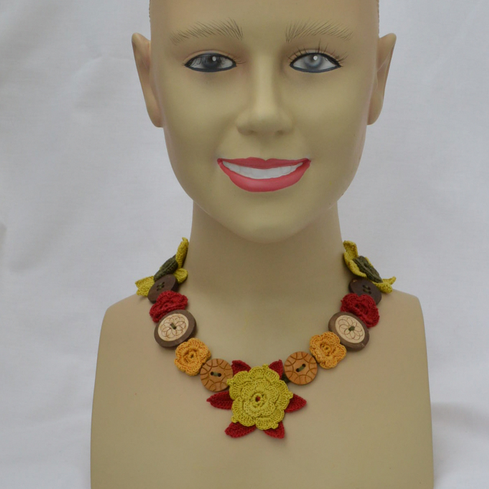 crochet button necklace